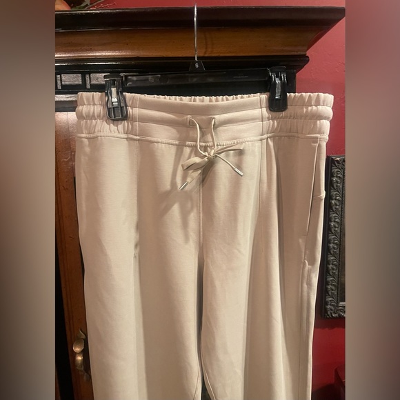 #111 Lululemon Soft Ambitions High Rise Jogger
Trench - Size 12 - Picture 6 of 11